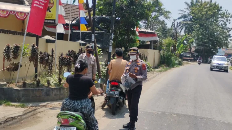 Polsek Gunungsindur Bagikan 150 Masker Gratis Cegah ISPA Debu Erupsi