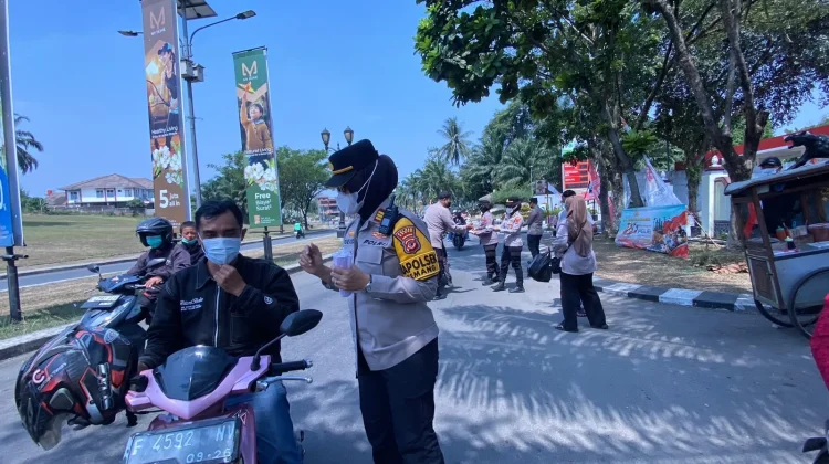 Polsek Kemang Bagikan 300 Masker Gratis Antisipasi Dampak Erupsi Gunung Krakatau