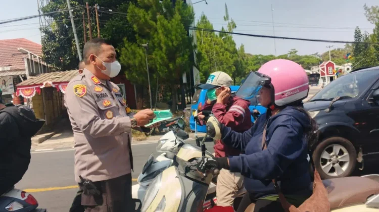 Kapolsek Cisarua Bagikan Masker Gratis Erupsi Debu Vulkanik Gunung Anak Krakatau