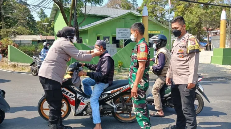 Polsek Megamendung Bagikan Masker dan Edukasi Warga Erupsi Gunung Anak Krakatau