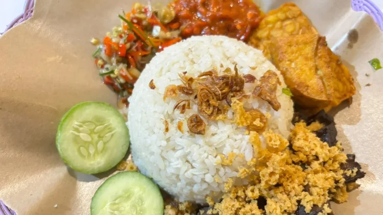 Cicipi Nasi Paru Sukasari, Nasi Uduk Gurih dengan Lauk Nikmat