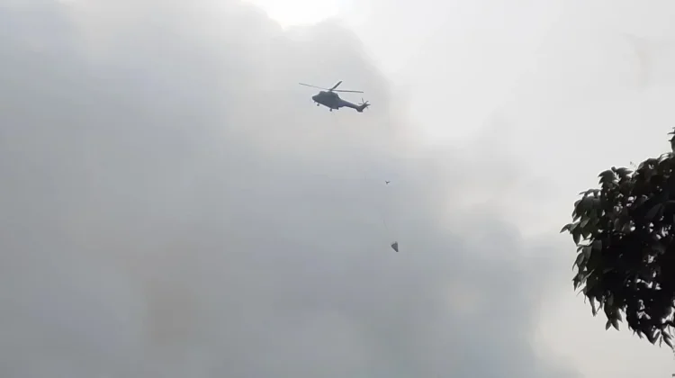 Helikopter Bantu Padamkan Kebakaran TPAS Galuga Bogor