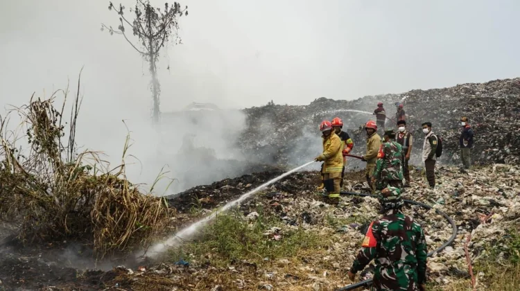 Kolaborasi TNI-Polri dan Pemda Bogor Tangani Kebakaran TPAS Galuga