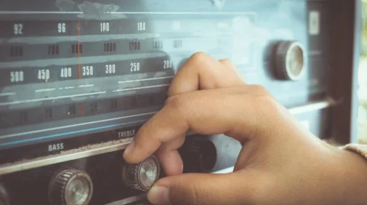 Radio Dulu dan Sekarang: Apa yang Berubah, Apa yang Tetap Dicari?