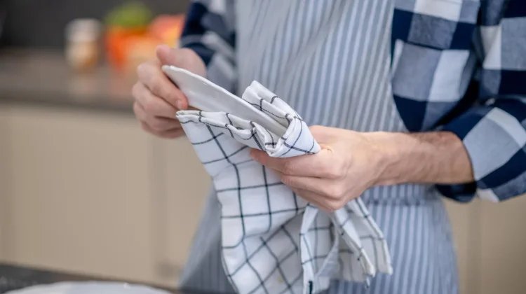Jangan Disepelekan, Lap Dapur Bisa Jadi Sarang Bakteri