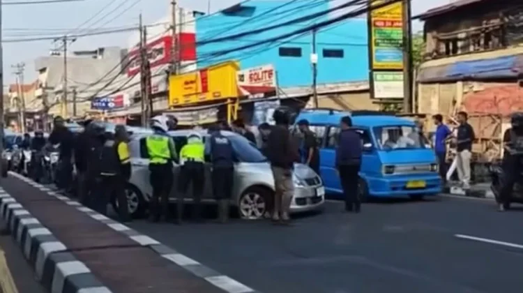 Sebuah Mobil Terguling di Jalan Raya Bogor-Jakarta Cibinong