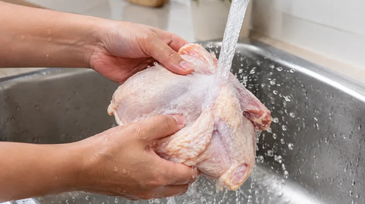 Jangan Asal Cuci Ayam Mentah, Percikan Air Bisa Sebarkan Bakteri