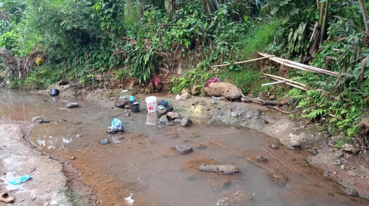 Kemarau Panjang, Warga Tegalwaru Terpaksa Mencari Sumber Air ke Tempat Lain