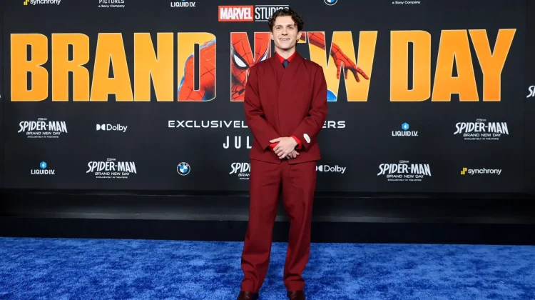 Tom Holland Tembus Puncak Box Office Dunia, Geser Zoë Saldaña
