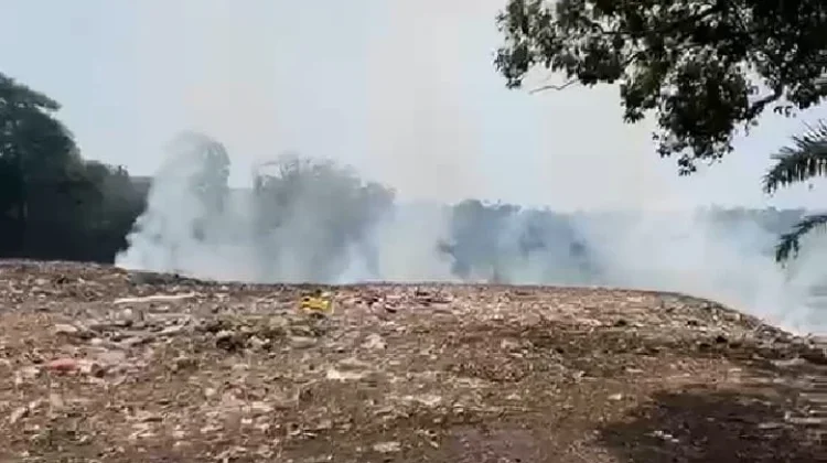 Kebakaran Melanda Tempat Pembuangan Sampah Liar di Rumpin Bogor