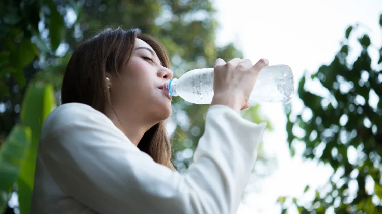 Minum Air Dingin atau Suhu Ruang, Mana yang Lebih Baik untuk Tubuh?
