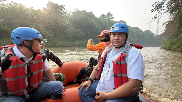 Bupati Bogor Susur Sungai Cileungsi Pantau dari Dekat Pencemaran Limbah