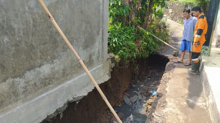 Longsor di Balumbang Jaya Ganggu Akses Jalan Warga
