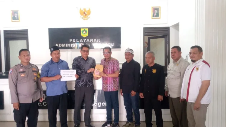 APDESI Merah Putih Berikan Bantuan Korban Kebakaran di Cileungsi Bogor
