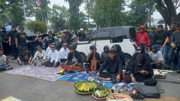 Ratusan Warga Syukuran KPK Bongkar Mafia Tanah di Kantor ATR/BPN Bogor