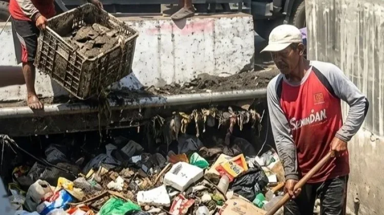 Saluran Drainase Pasar Cisarua Puncak Bogor Dipenuhi Sampah