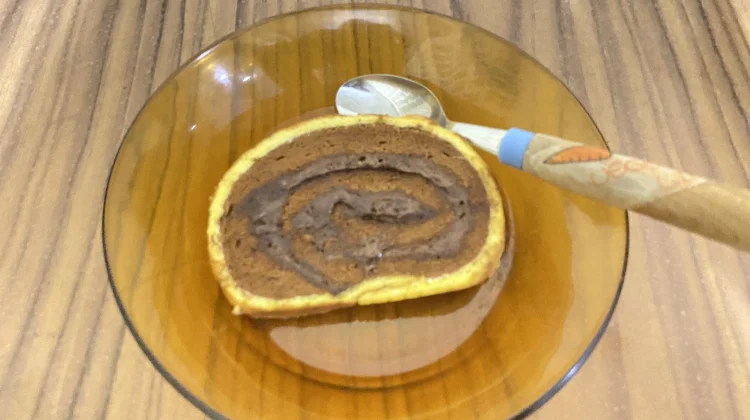 Bolu Gulung Coklat Isi Ice Cream Coklat, Dessert Manis dengan Sensasi Dingin