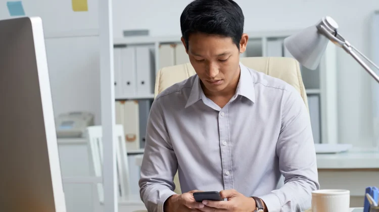 Terlalu Sering Cek HP Bisa Bikin Fokus Terganggu, Ini Alasannya