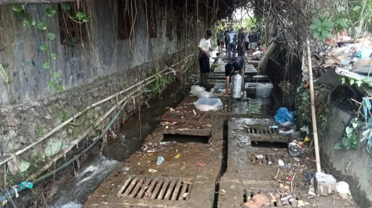 Puluhan Keramba di Saluran Drainase Puncak Megamendung Dibongkar Petugas