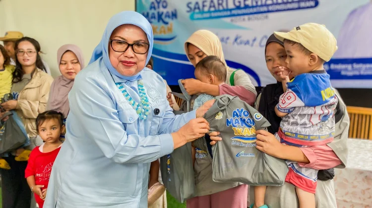 Warga Balumbang jaya Dapat Bantuan Ikan untuk Cegah Stunting