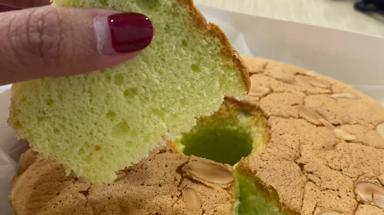 Bolu Pandan Taburan Almond, Lembut dan Wangi untuk Teman Santai Sore ...