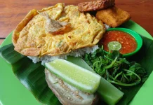 Nikmatnya Lalapan Segar dan Tahu Dadar Hangat