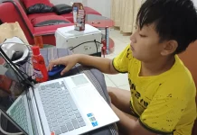 Anak Belajar Menggunakan Laptop Meningkatkan Pengetahuan di Era Digital