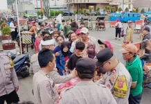Polsek Citeureup Ngabuburit Bagikan 160 Paket Takjil Ramadhan