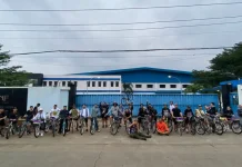Komunitas Gowes Barken Bike Club Berbagi di Desa Cicadas