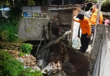 Tembok di Belakang Kantor Kelurahan Kebon Pedes Ambruk
