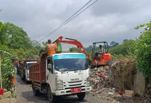 Dinas Lingkungan Hidup Kabupaten Bogor Angkut Gunungan Sampah Liar di Cisarua