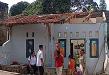 Pemdes dan Warga Ciseeng Gotong Royong Perbaiki Rumah Warga akibat Bencana