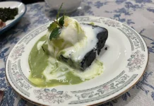 Lezatnya Brownies Matcha Cream dengan Es Krim Vanila