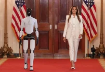 Robot “Figure 3” Temani Melania di Karpet Merah Gedung Putih