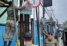 Satpol PP Kecamatan Caringin Tertibkan Spanduk Liar Pasca Lebaran