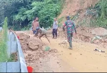 Bhabinkamtibmas dan Babinsa Bersihkan Material Longsor di Sukamakmur