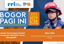 Petugas Damkar Perempuan ini Buktikan Ketangguhan Perempuan di Lokasi Kebakaran