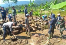 Polisi dan Warga Turun Tangan Gotong Royong Perbaiki Jembatan di Sukamakmur Bogor
