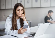 Terlalu Sering Scroll HP? Waspadai Dampaknya pada Otak dan Emosi