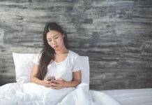 Risiko Menggunakan Ponsel saat Baru Bangun Tidur
