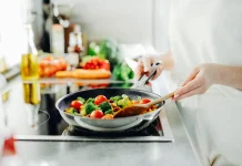 Trik Sederhana Mengembalikan Rasa Masakan yang Kelebihan Garam