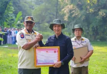 Dedie Rachim Terima Penghargaan dari Kemendagri Atas Perannya di Bidang Lingkung