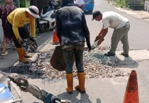 Jalan Rusak di Karehkel Leuwiliang Kabupaten Bogor Mulai Diperbaiki