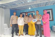Terharu, Ibu Siti Terima Kunci Rumah Baru dari Kapolres Bogor