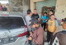 Mobil Mini Bus Tabrak Warung dan Gerobak di Tenjo Bogor