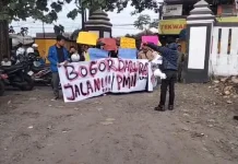 Mahasiswa dan Warga Demo Jalan Rusak di Ciampea Kabupaten Bogor