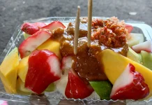 Rujak: Harmoni Rasa Kuliner Tradisional yang Tak Lekang oleh Waktu