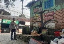 Truk Boks Berstiker BGN Tabrak Gapura di Tamansari Bogor