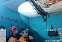 Atap Rumah Warga Kebon Pedes Ambruk akibat Cuaca Ekstrem
