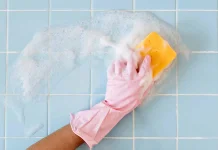 Membersihkan Lantai Kamar Mandi Berkerak tanpa Bahan Kimia, Cukup Pakai Cuka